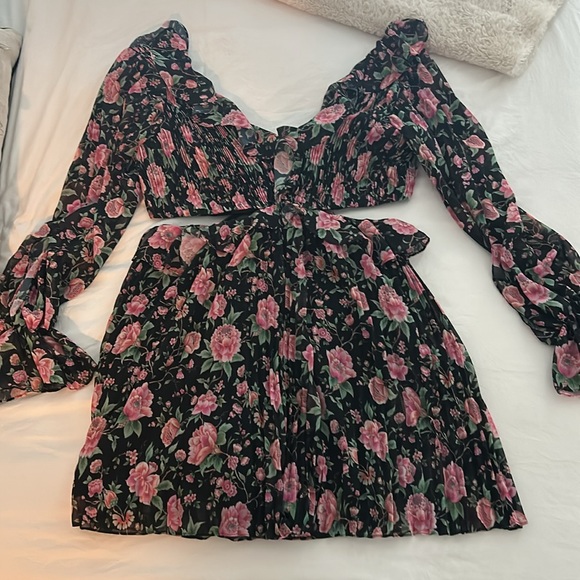 AMUR gorgeous pleated floral romper with cutout detail - Picture 4 of 6